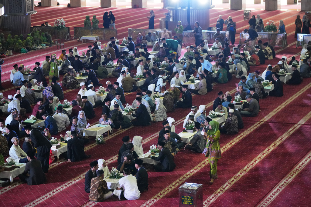 Brides and grooms prepare for a mass wedding ceremony at Istiqlal Mosque in Jakarta, Indonesia, Wednesday, Dec. 3, 2025. (AP Photo/Tatan Syuflana)