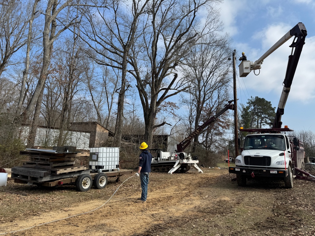 Ethan Green, 21, left, an apprentice one lineman at the Yazoo Valley Power Association, looks up at a crew member Taylor Arinder on Friday, Jan. 30, 2026 in Bentonia, Miss. (AP Photo/Sophie Bates)