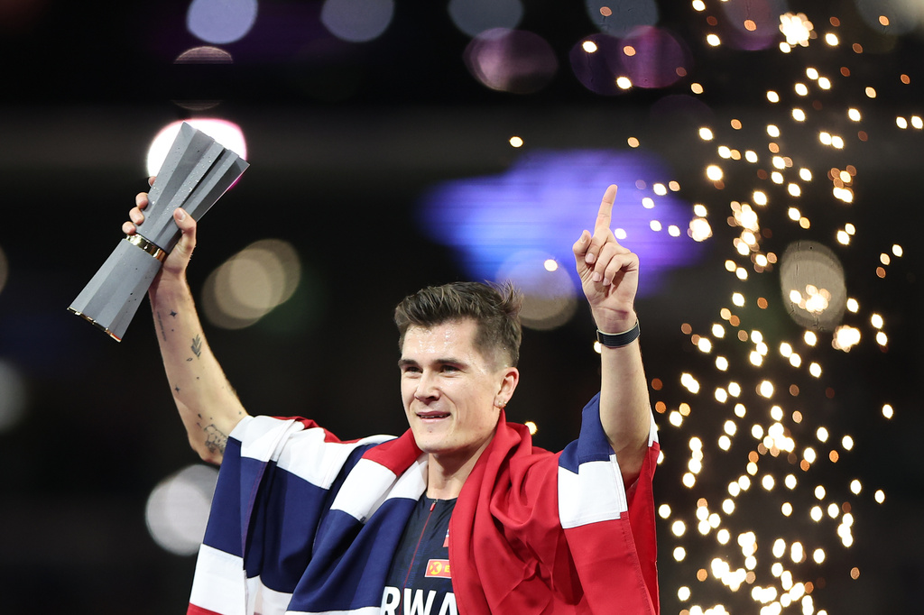Jakob Ingebrigtsen, of Norway, celebrates winning the men's 5,000 meters final during the World Athletics Ultimate Championship in Budapest, Hungary, Friday, Sept. 11, 2026. (AP Photo/Armin Durgut)