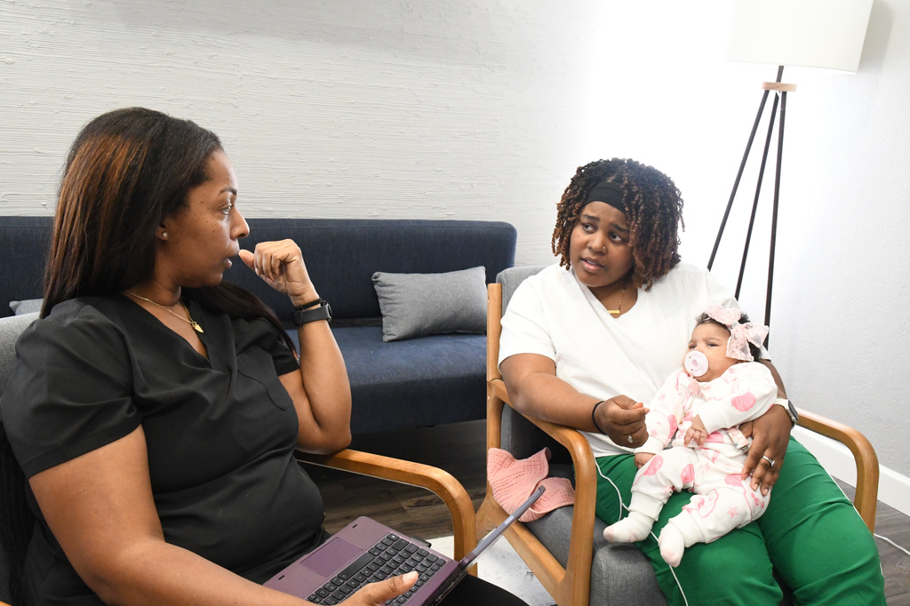 Doula Shanille Bowens speaks to Mary Bey during an appointment on Feb. 28, 2026, in Memphis, Tenn. (AP Photo/Kristin M. Hall)