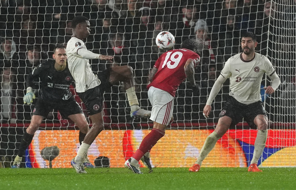 Nottingham Forest's Igor Jesus heads at goal during the Europa League round of sixteen, first leg soccer match between Nottingham Forest and FC Midtjylland in Nottingham, England, Thursday March 12, 2026. (Martin Rickett/PA via AP)