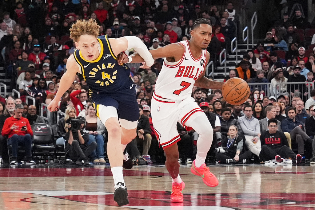 Chicago Bulls guard Rob Dillingham, right, dribbles against Indiana Pacers guard Taelon Peter during the first half of an NBA basketball game in Chicago, Wednesday, April 1, 2026. (AP Photo/Nam Y. Huh)