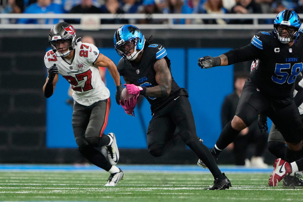Detroit Lions running back Jammer Gibbs (0) runs for a touchdown against the Tampa Bay Buccaneers during the first half of an NFL football game, Monday, Oct. 20, 2025, in Detroit. AP Photo/Ryan Sun)