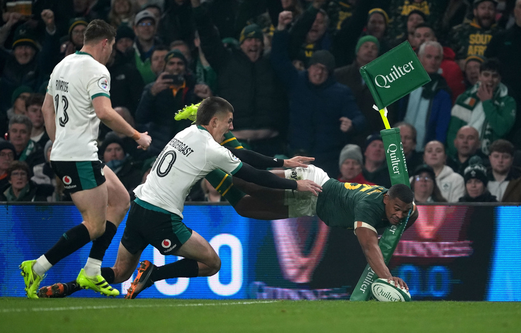 South Africa's Damian Willemse, right, scores a try during the rugby union Nations Series match between Ireland and South Africa in Dublin, Ireland, Saturday, Nov. 22, 2025. (Brian Lawless/PA via AP)