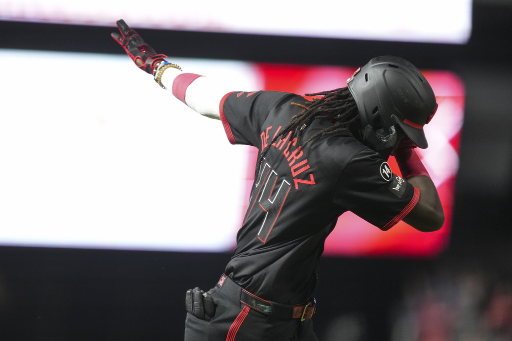 Cincinnati Reds' Elly De La Cruz gestures as he rounds the bases after hitting a solo home run during the sixth inning of a baseball game against the Chicago Cubs, Friday, Sept. 19, 2025, in Cincinnati. (AP Photo/Jeff Dean)