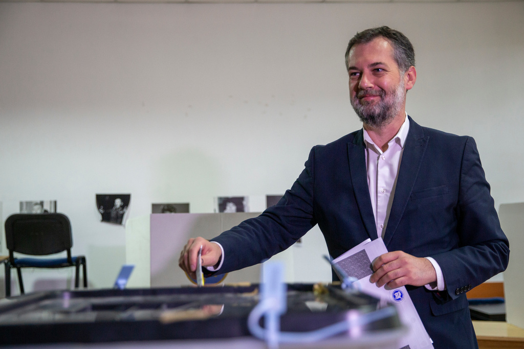 Hajrullah Ceku, candidate for the mayor from the VeteVendosje (SelfDetermination) political party casts his ballot on Sunday's municipal elections in capital Pristina, Kosovo on Sunday, Oct 12, 2025. (AP Photo/Visar Kryeziu)