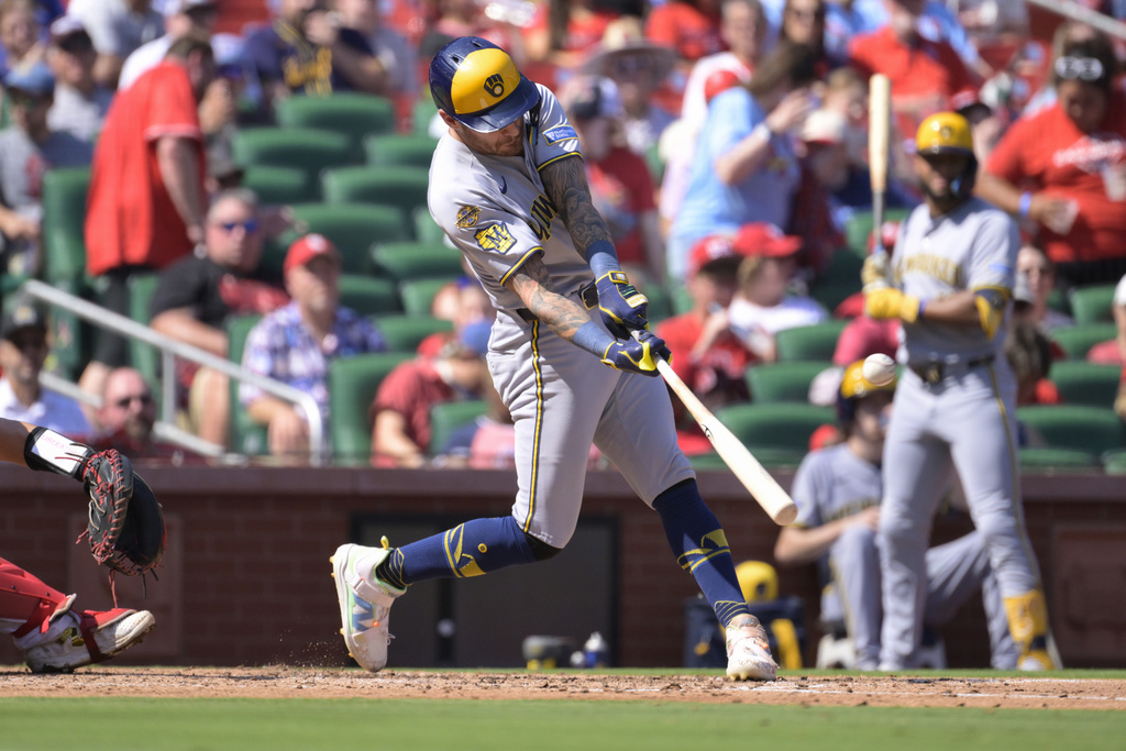 Milwaukee Brewers' Joey Ortiz hits a single against the St. Louis Cardinals during the third inning of a baseball game Sunday, Sept. 21, 2025, in St. Louis. (AP Photo/Jeff Le)