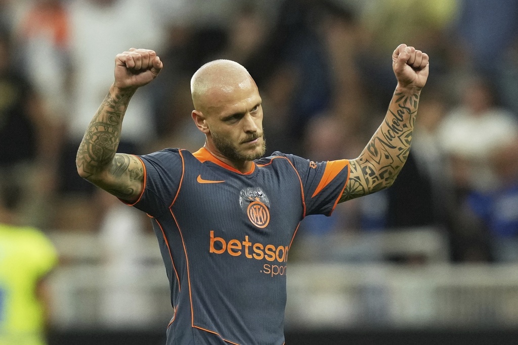 Inter Milan's Federico Dimarco celebrates after he scored his side's first goal during a Serie A soccer match between Inter Milan and Sassuolo, at San Siro stadium in Milan, Italy, Sunday, Sept. 21, 2025. (AP Photo/Antonio Calanni)