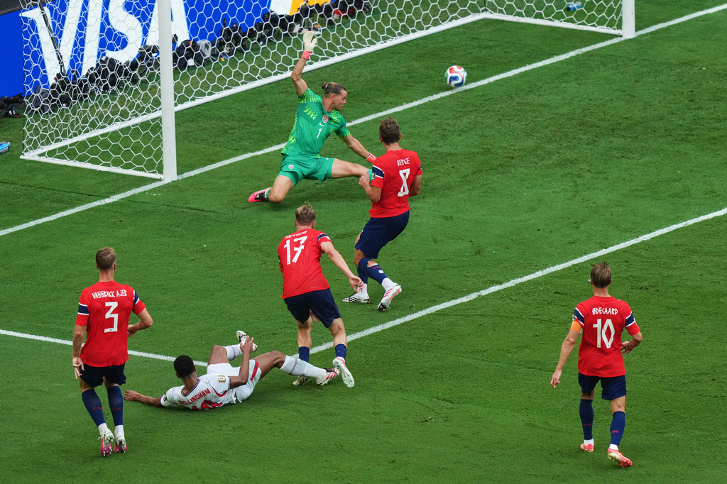 England's Jude Bellingham, second from left, scores against Norway goalkeeper Oerjan Nyland (1) as Kristoffer Ajer (3), Torbjoern Heggem (17), Sander Berge (8) and Martin Oedegaard (10) look on during the World Cup quarterfinal soccer match between Norway and England in Miami Gardens, Fla., Saturday, July 11, 2026. (AP Photo/Marta Lavandier)