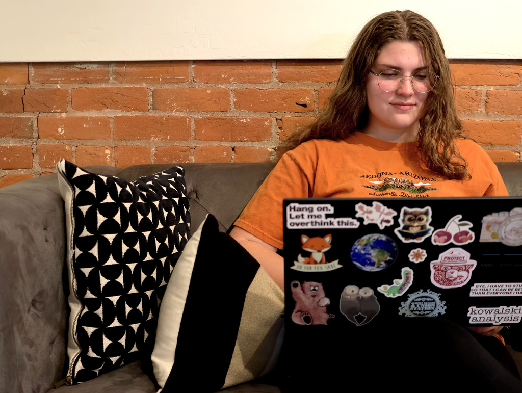 Zoe Lloyd, a 21-year-old student at Northern Arizona University, works from her laptop at Sosta in Flagstaff, Ariz., on Monday, April 20 2026. (AP Photo/Cheyanne Mumphrey)