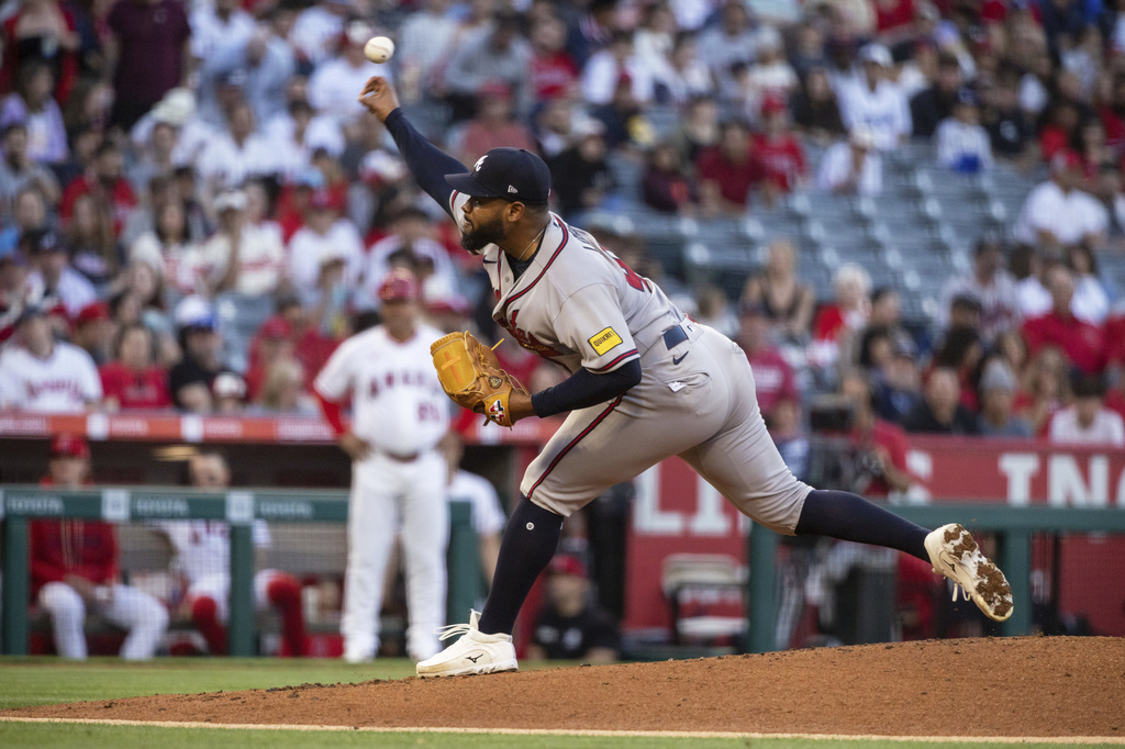 Atlanta Braves pitcher Reynaldo López (40) delivers during the first inning of a baseball game against the Los Angeles Angels, Tuesday, April 7, 2026, in Anaheim, Calif. (AP Photo/Ethan Swope)