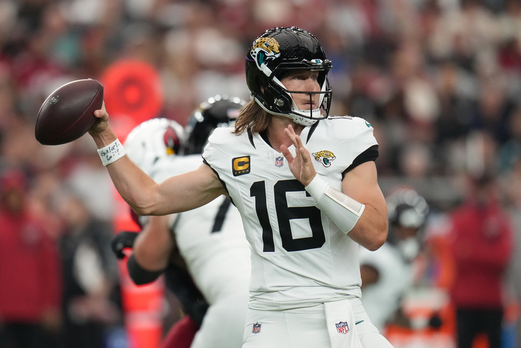 Jacksonville Jaguars quarterback Trevor Lawrence throws during the first half of an NFL football game against the Arizona Cardinals Sunday, Nov. 23, 2025, in Glendale, Ariz. (AP Photo/Rick Scuteri)