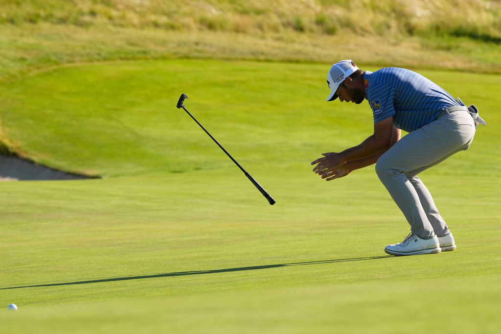 Sam Burns reacts after missing a putt on the 18th hole during the final round of the U.S. Open golf tournament at Shinnecock Hills Golf Club in Southampton, N.Y., Sunday, June 21, 2026. (AP Photo/David J. Phillip)