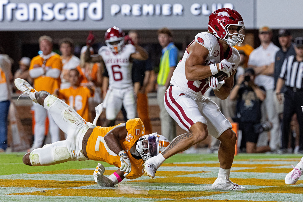 Arkansas tight end Rohan Jones (88) catches a pass for a touchdown past Tennessee defensive back Andre Turrentine (2) during the second half of an NCAA college football game Saturday, Oct. 11, 2025, in Knoxville, Tenn. (AP Photo/Wade Payne)