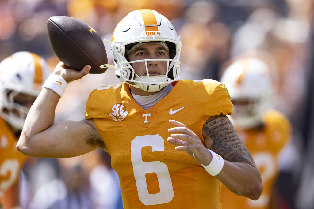 Tennessee quarterback Joey Aguilar (6) throws to a receiver during the first half of an NCAA college football game against UAB, Saturday, Sept. 20, 2025, in Knoxville, Tenn. (AP Photo/Wade Payne)