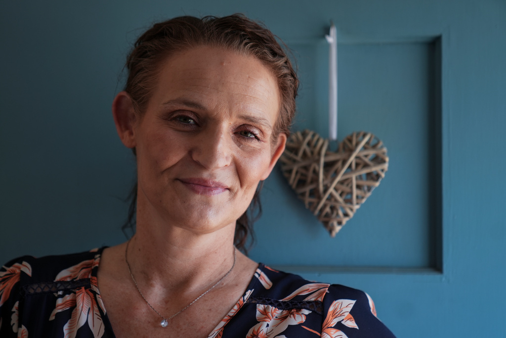Jessica Thompson, 47, sits for a portrait at her Rockford, Ill., home on Saturday, March 21, 2026. (AP Photo/Erin Hooley)