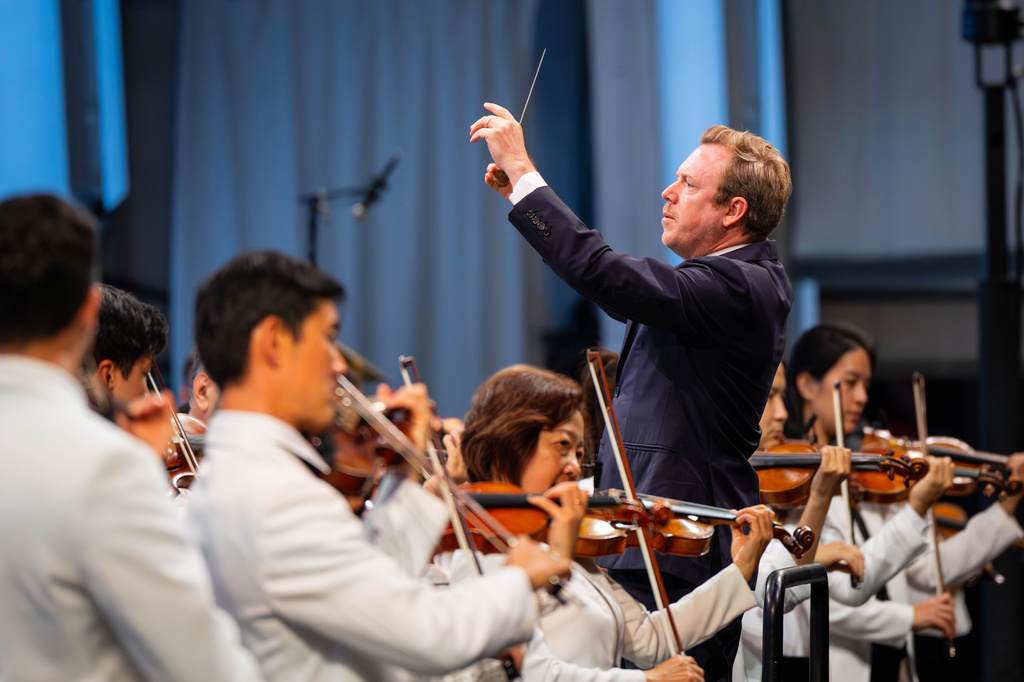 This image released by the Los Angeles Philharmonic shows Daniel Harding conducting the Los Angeles Philharmonic at the Hollywood Bowl in Los Angeles on Aug. 19, 2025. (Elizabeth Asher/Los Angeles Philharmonic via AP)