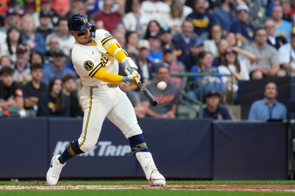 Milwaukee Brewers' William Contreras hits an RBI sacrifice fly during the second inning of a baseball game against the San Francisco Giants, Monday, June 1, 2026, in Milwaukee. (AP Photo/Aaron Gash)