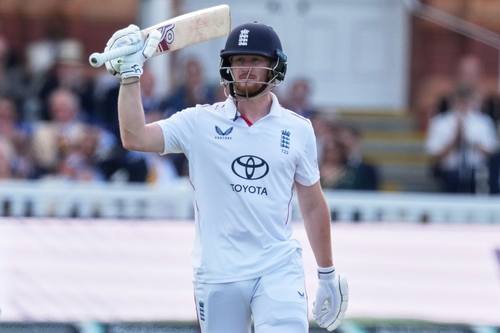 England's Jordan Cox celebrates his fifty runs during the second cricket test match between England and Pakistan in London, Thursday, Aug. 27, 2026. (AP Photo/Dave Shopland)
