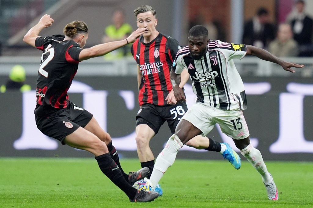 AC Milan's Adrien Rabiot, left, and Juventus' Jeremie Boga vie for the ball during a Serie A soccer match between AC Milan and Juventus, in Milan, Italy, Sunday, April 26, 2026. (Spada/LaPresse via AP)