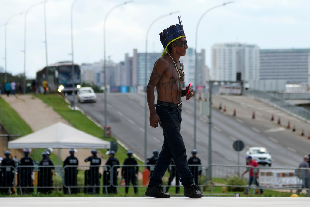 A Tupinamba Indigenous man arrives to Brazil's Supreme Court to attend a session, where justices discuss a case about reducing the size of Jamanxim National Park, in Brasilia, Wednesday, April 8, 2026. (AP Photo/Eraldo Peres)