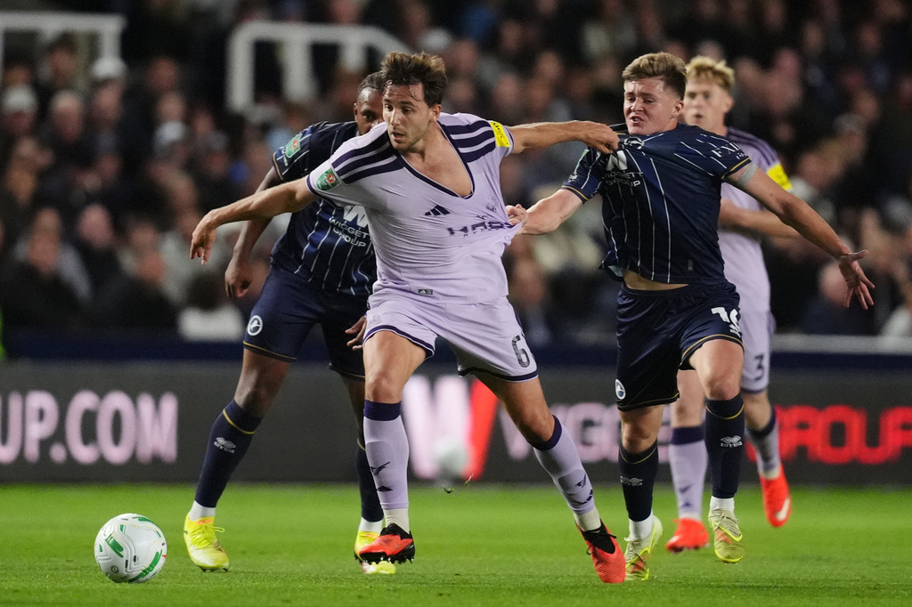 Newcastle United's Nico Gonzalez, left, and Millwall's Daniel Kelly battle for the ball during the English League Cup third round soccer match in London, Tuesday Sept. 8, 2026. (John Walton/PA via AP)