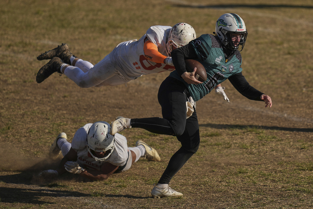 The Coritiba Crocodiles' Nick Rooney evades defending players during a football game against the Brown Spiders in Curitiba, Brazil, Sunday, Aug. 17, 2025. (AP Photo/Andre Penner)