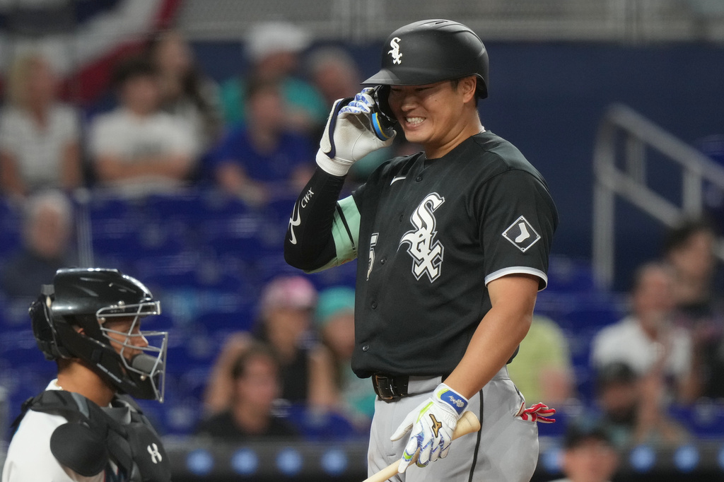 Chicago White Sox Munetaka Murakami (5) grimaces after striking out in the eight inning during a baseball game against the Miami Marlins Tuesday, March 31, 2026, in Miami. (AP Photo/Marta Lavandier)