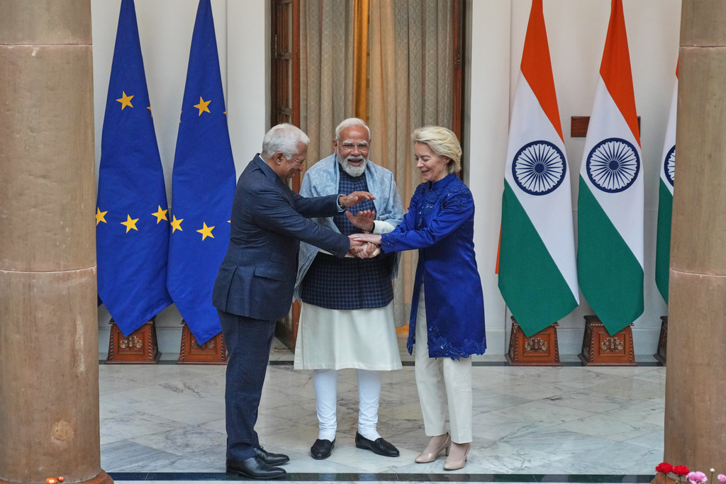 Indian Prime Minister Narendra Modi, center, welcomes European Council President Antonio Costa, left and European Commission President Ursula von der Leyen before their meeting in New Delhi, India, Tuesday, Jan. 27, 2026. (AP Photo/Manish Swarup)