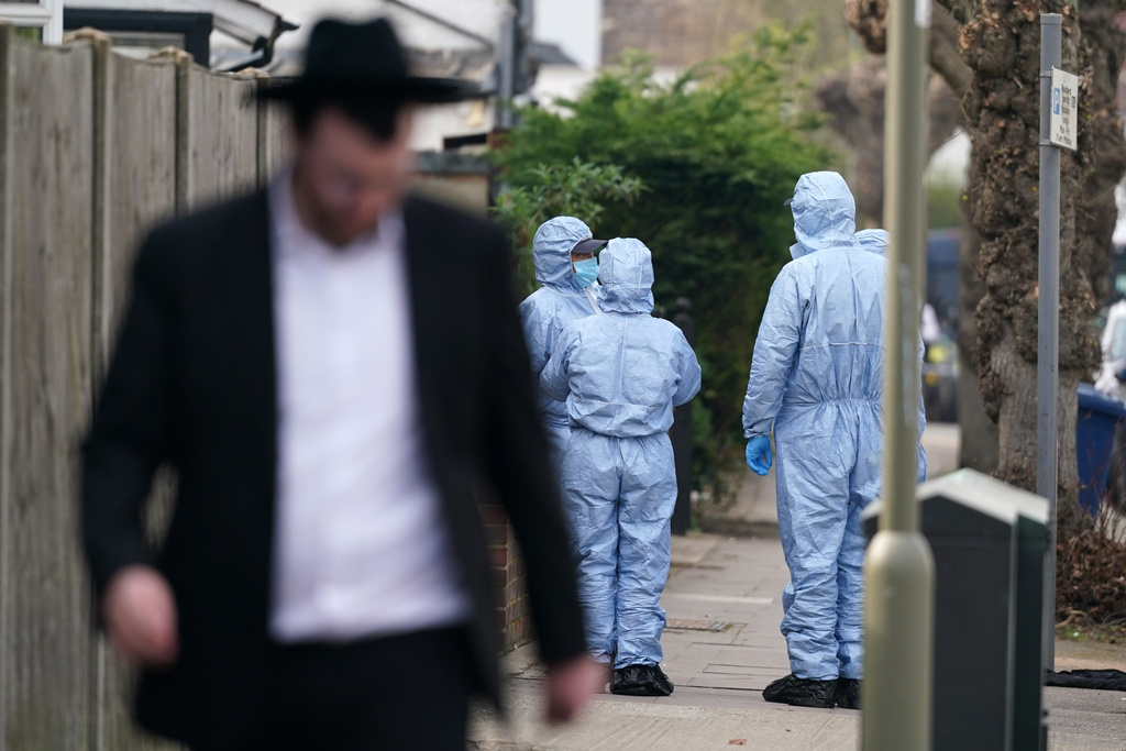 Forensic experts get ready to investigate the area in Golders Green, London, Monday, March 23, 2026 after an arson attack on four vehicles belonging to a Jewish ambulance service, Hatzola Northwest.(AP Photo/Alberto Pezzali)