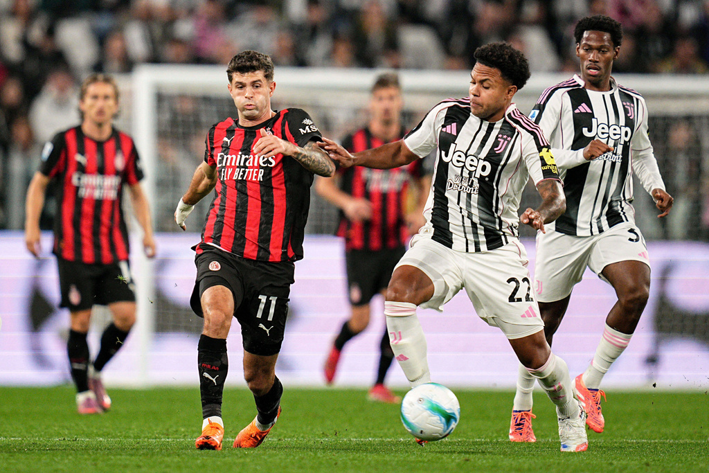 AC Milan's Christian Pulisic, center left, fights for the ball with Juventus' Weston McKennie during the Italian Serie A soccer match between Juventus and Milan at the Allianz Stadium in Turin, Italy, Sunday, Oct. 5, 2025. (Marco Alpozzi/LaPresse via AP)