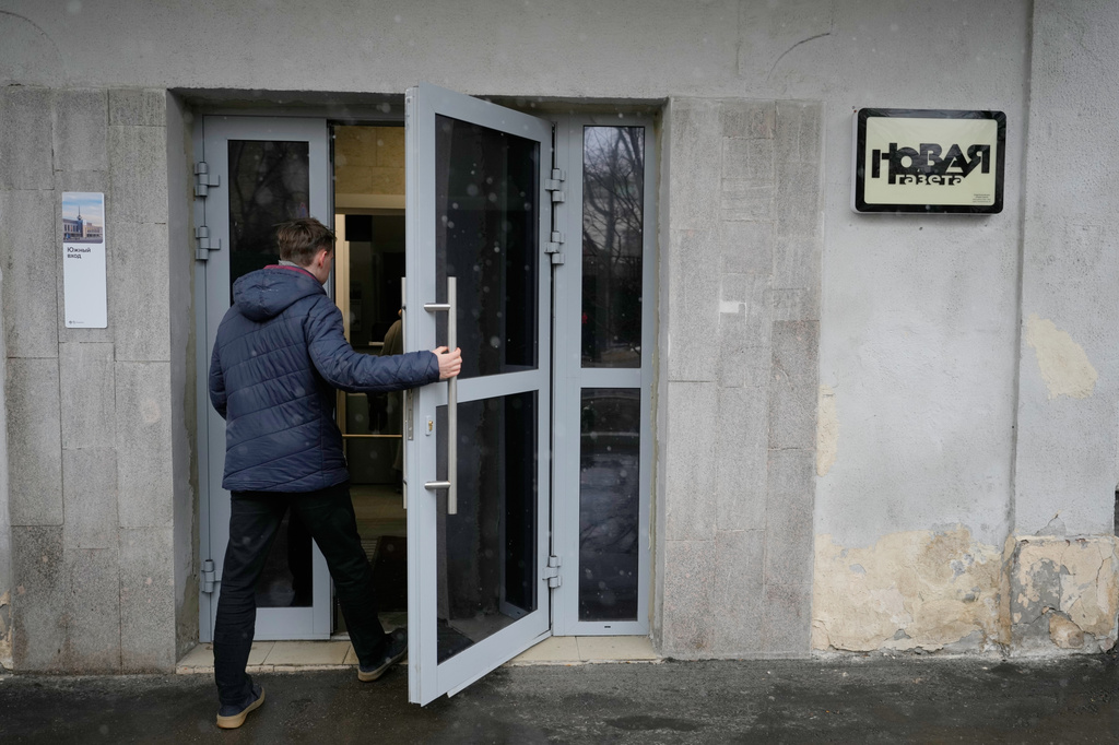 A man enters a building where independent Russian newspaper Novaya Gazeta has an office in Moscow, Thursday, April 9, 2026. (AP Photo/Pavel Bednyakov)