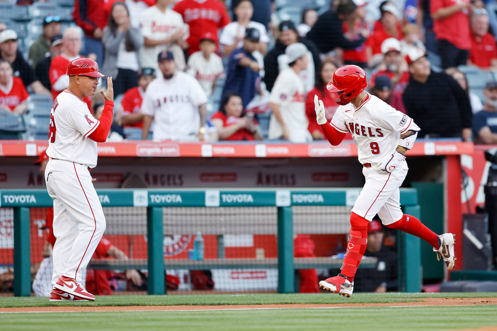 Los Angeles Angels shortstop Zach Neto (9) signals third base coach Keith Johnson as he rounds the bases after hitting a home run during the first inning of a baseball game against the Atlanta Braves, Monday, April 6, 2026, in Anaheim, Calif. (AP Photo/Caroline Brehman)