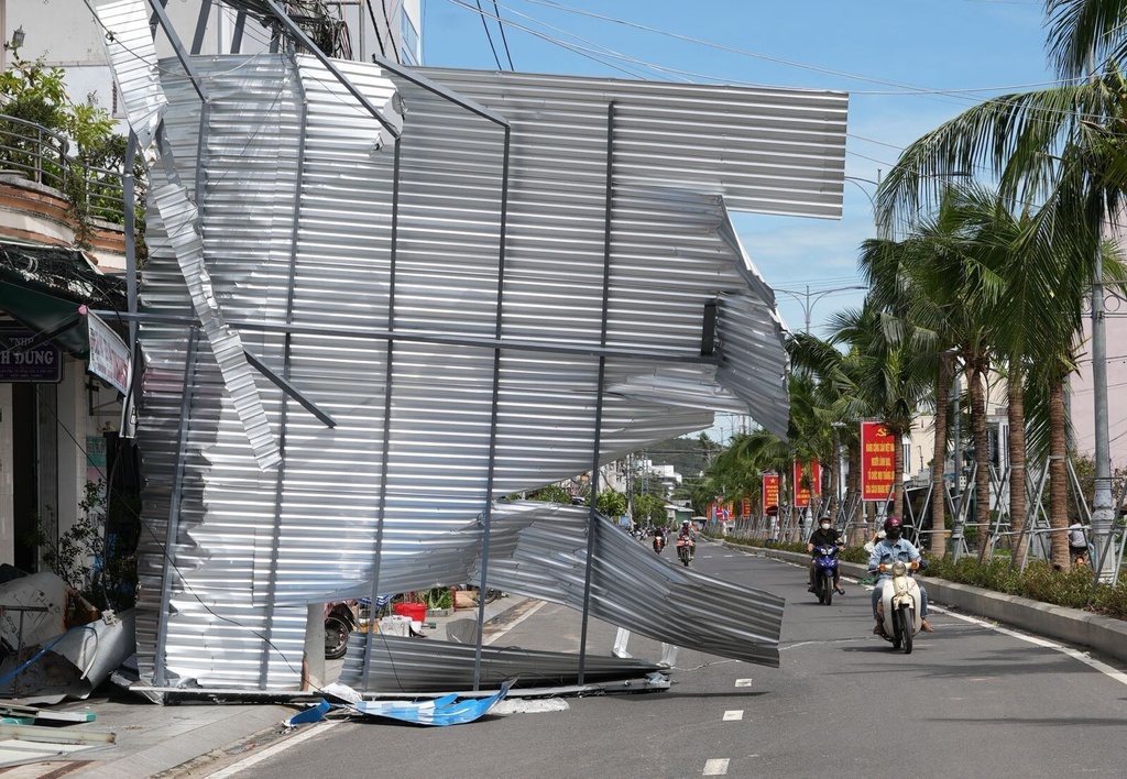 A damaged building blocks a road in Dak Lak, Vietnam on Friday, Nov. 7, 2025 after Typhoon Kalmaegi lashed Vietnam with fierce winds and torrential rains. (AP Photo/Hau Dinh)