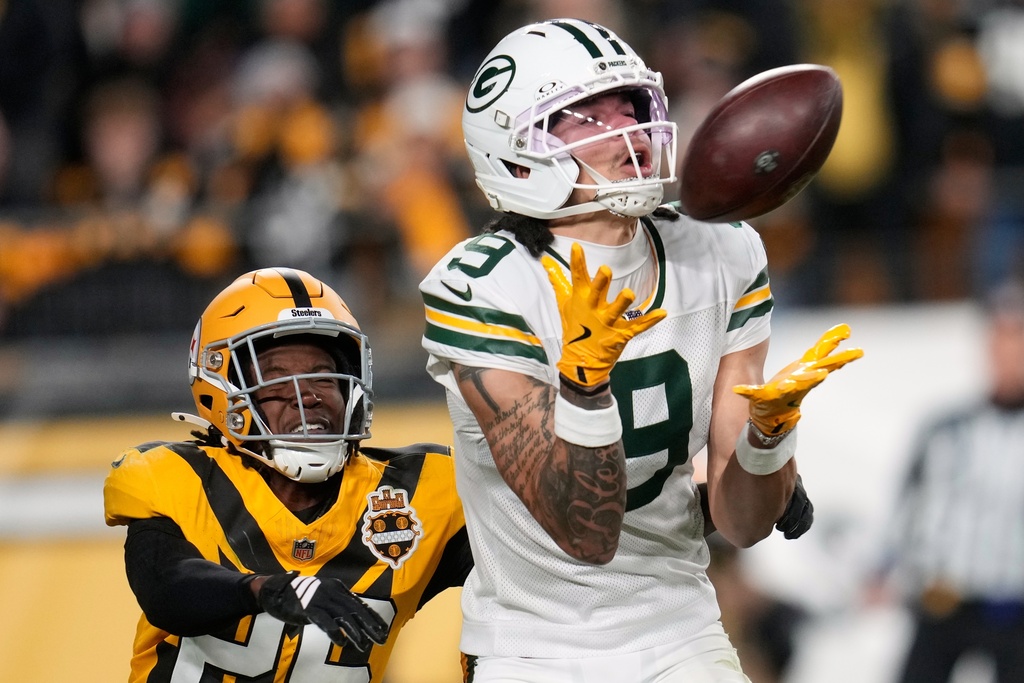 Green Bay Packers' Christian Watson catches a pass in front of Pittsburgh Steelers' Brandin Echols during the second half of an NFL football game Sunday, Oct. 26, 2025, in Pittsburgh. (AP Photo/Sue Ogrocki)