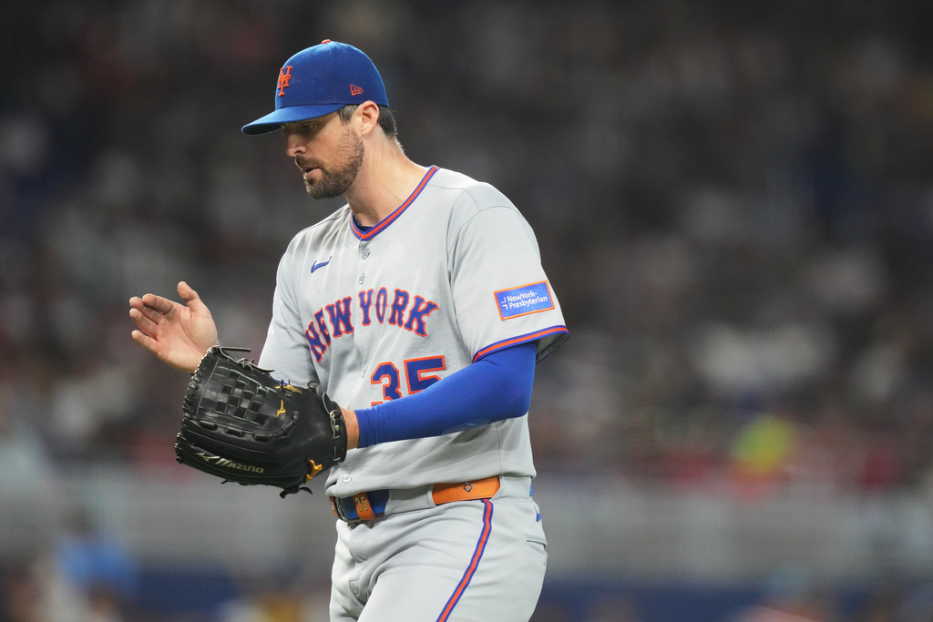 New York Mets' Clay Holmes (35) walks from the mound during the sixth inning of a baseball game against the Miami Marlins, Saturday, Sept. 27, 2025, in Miami. (AP Photo/Lynne Sladky)