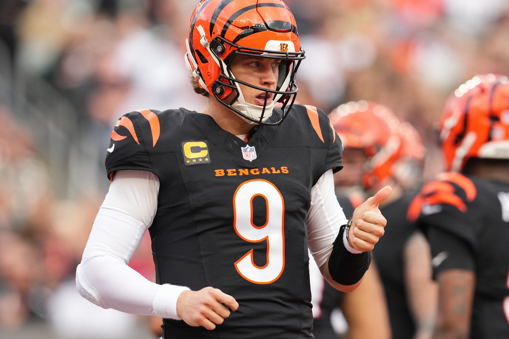 Cincinnati Bengals quarterback Joe Burrow reacts during the first half of an NFL football game against the Arizona Cardinals, Sunday, Dec. 28, 2025, in Cincinnati. (AP Photo/Jeff Dean)