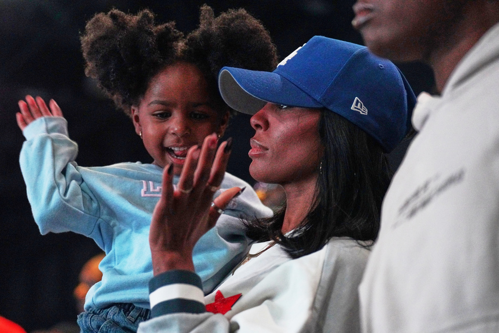Christian podcaster, Megan Ashley, center, attends service at 2819 Church on Sunday, Nov. 16, 2025, in Atlanta. (AP Photo/Jessie Wardarski)