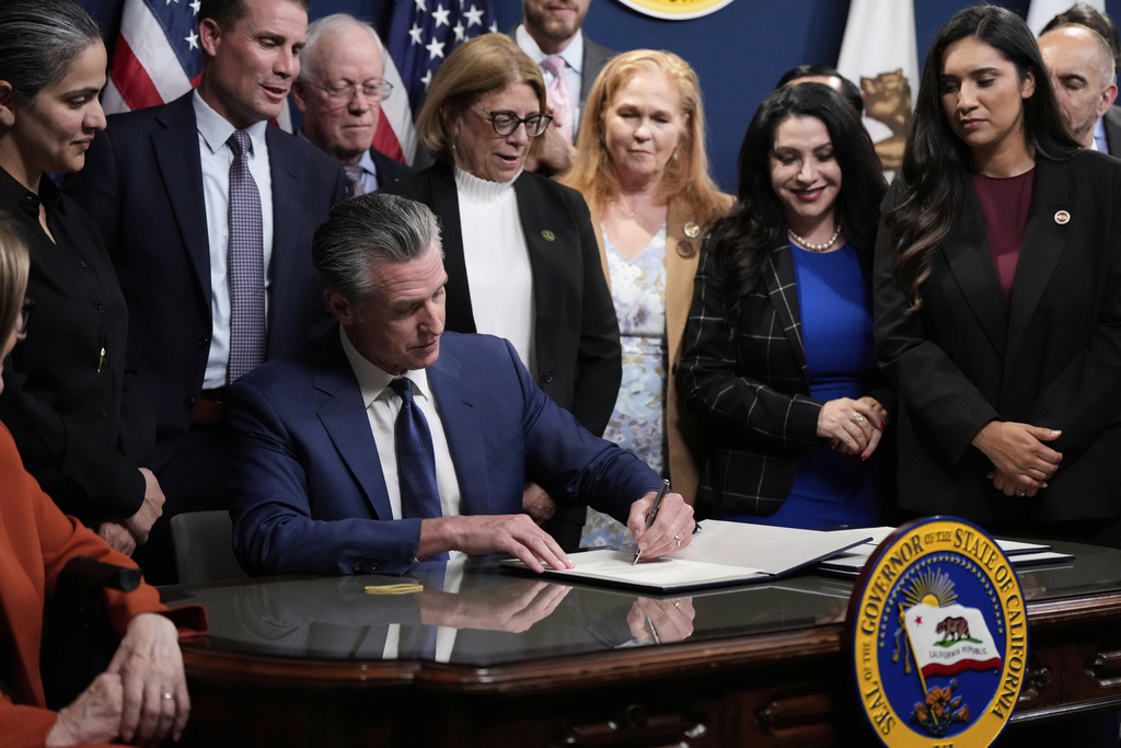 California Gov. Gavin Newsom signs legislation calling for a special election on a redrawn congressional map on Thursday, Aug. 21, 2025, in Sacramento, Calif. (AP Photo/Godofredo A. Vásquez)