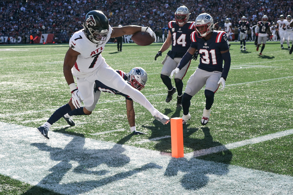 Atlanta Falcons running back Bijan Robinson (7) runs against the New England Patriots during the first half of an NFL football game, Sunday, Nov. 2, 2025, in Foxborough, Mass. (AP Photo/Charles Krupa)
