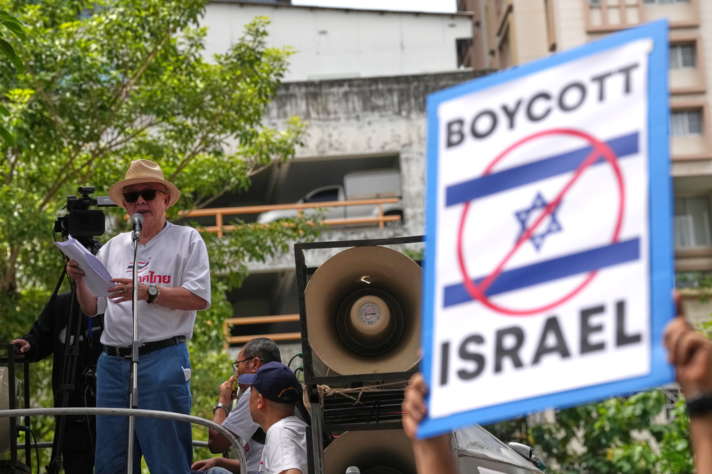 A media owner and political activist, Sondhi Limthongkul speaks to a crowd of followers, demanding an end to alleged land-grabbing by foreigners, in front of Israeli Embassy in Bangkok, Thailand, Thursday, Sept. 10, 2026. (AP Photo/Sakchai Lalit)