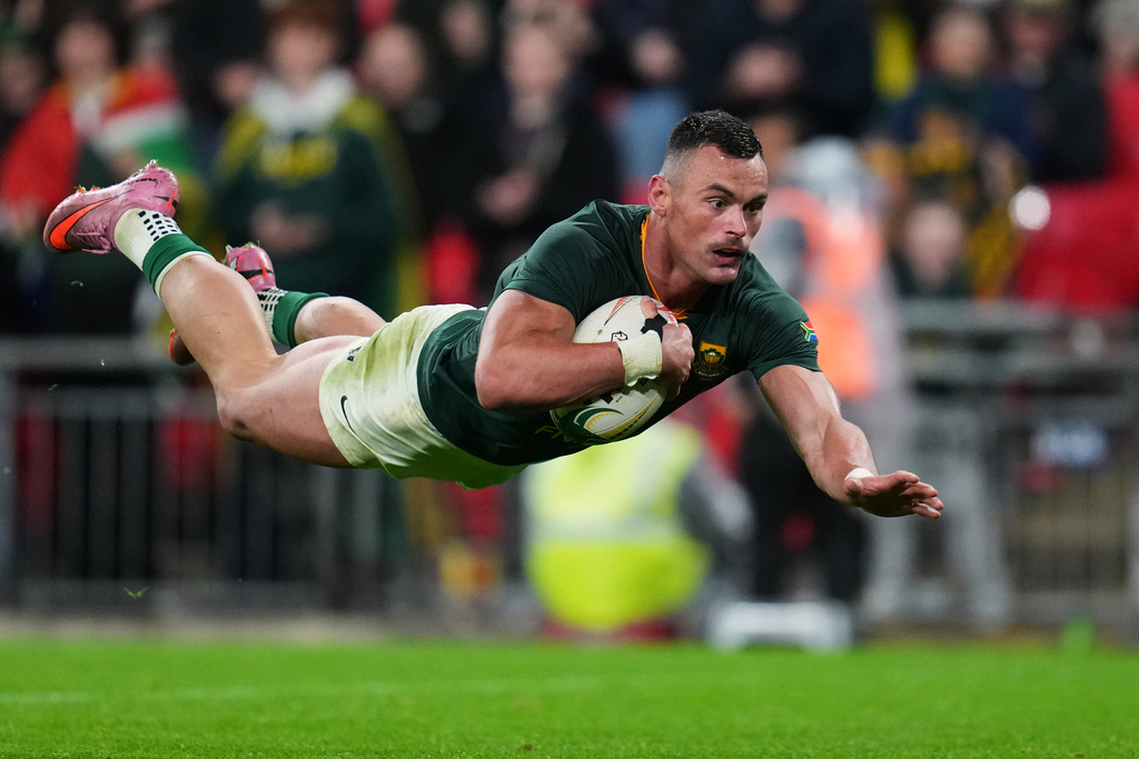 South Africa's Jesse Kriel scores a try during the rugby union Nations Series match between South Africa and Japan in London, Saturday, Nov. 1, 2025 . (AP Photo/Kirsty Wigglesworth)