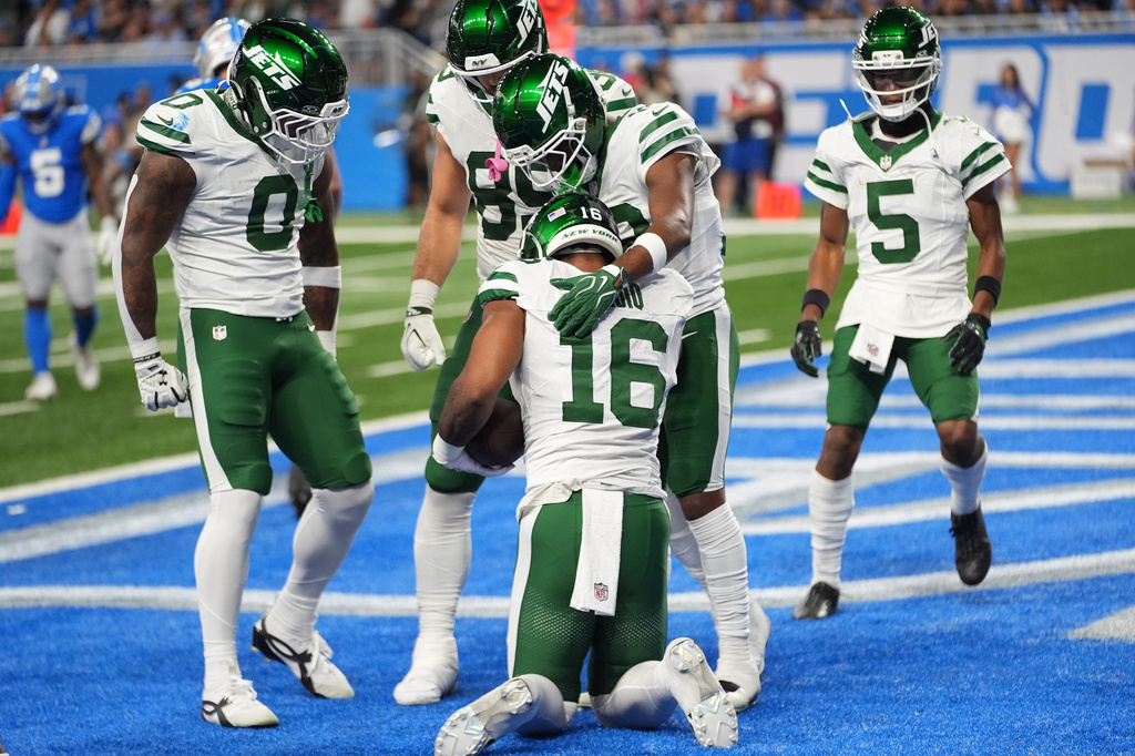 New York Jets' Kenyon Sadiq is congratulated after a touchdown catch during the first half of an NFL football game against the Detroit Lions in Detroit, Sunday, Sept. 27, 2026. (AP Photo/Paul Sancya)