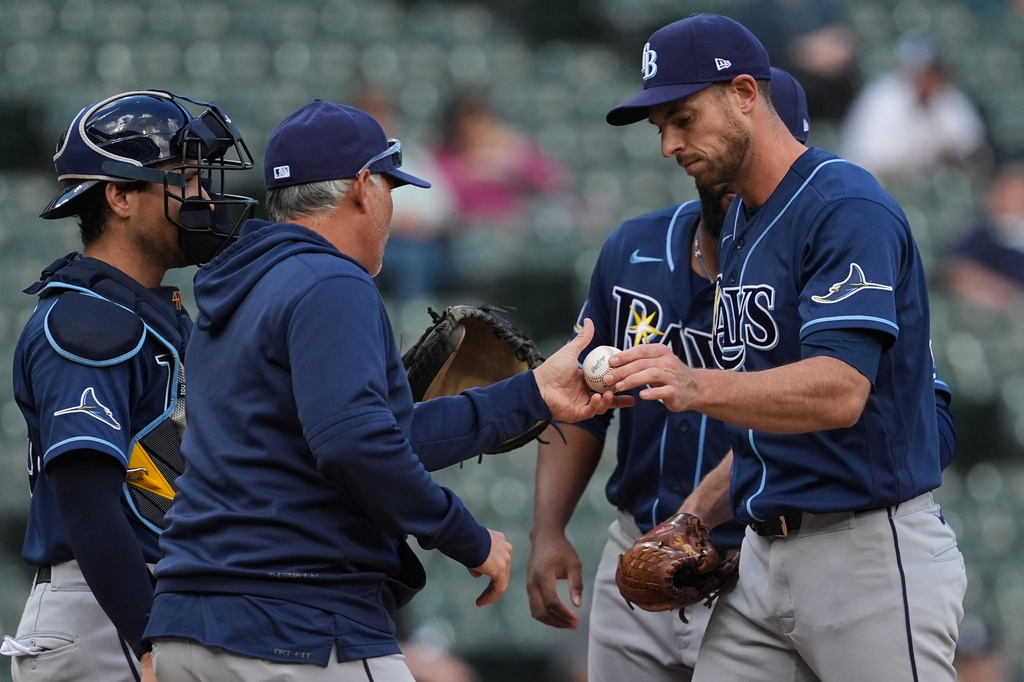 Tampa Bay Rays manager Kevin Cash, second from left, takes the ball from starting pitcher Steven Matz, front right, during the sixth inning of a baseball game against the Chicago White Sox in Chicago, Thursday, April 16, 2026. (AP Photo/Nam Y. Huh)