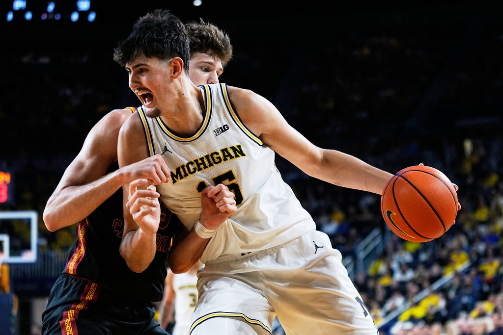 Michigan center Aday Mara, front, drives against Southern California center Gabe Dynes, back, during the second half of an NCAA college basketball game, Friday, Jan. 2, 2026, in Ann Arbor, Mich. (AP Photo/Ryan Sun)