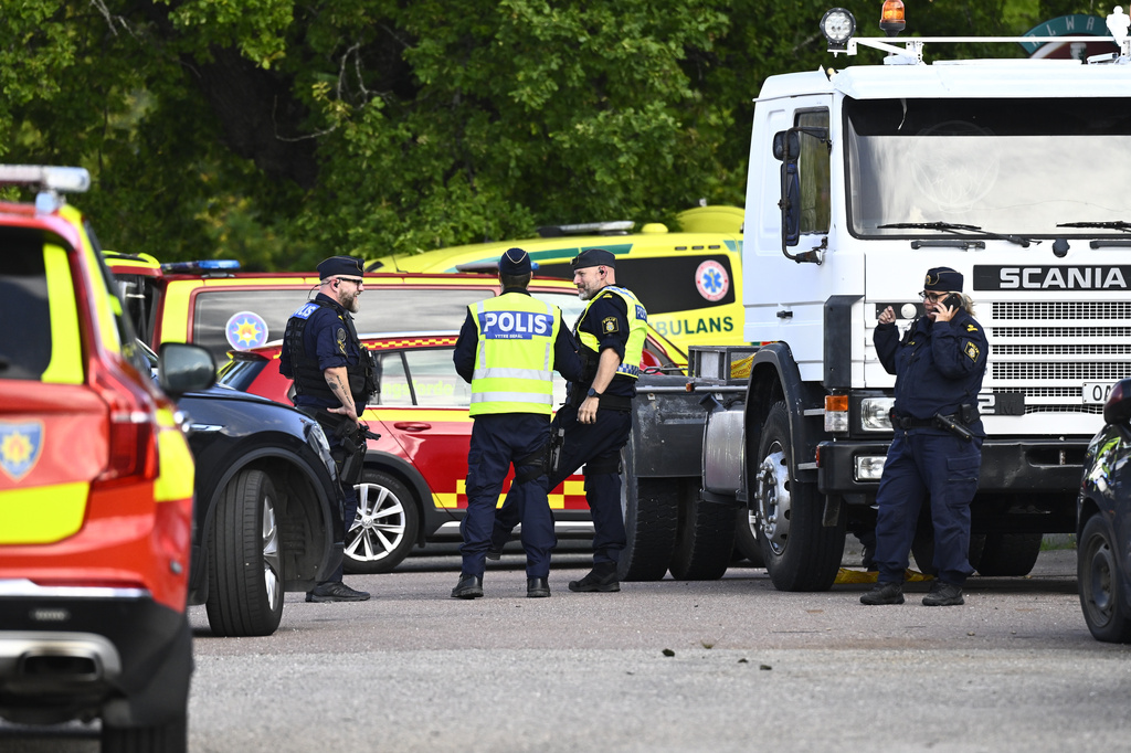 Police and emergency personnel outside Brinellskolan during a major emergency response after a man with a sword reportedly injured several people at the school in Fagersta, Sweden, Friday, Aug. 21, 2026. (Fredrik Sandberg/TT News Agency via AP)