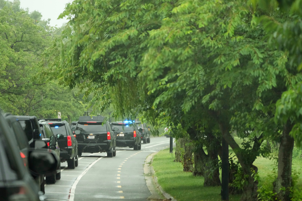 A motorcade for President Donald Trump arrives to tour East Potomac Park golf course, Sunday, June 28, 2026, in Washington. (AP Photo/Mark Schiefelbein)