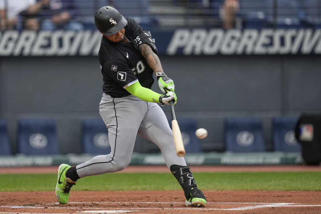 Chicago White Sox's Lenyn Sosa hits an RBI single in the first inning of a baseball game against the Cleveland Guardians in Cleveland, Saturday, Sept. 13, 2025. (AP Photo/Sue Ogrocki)