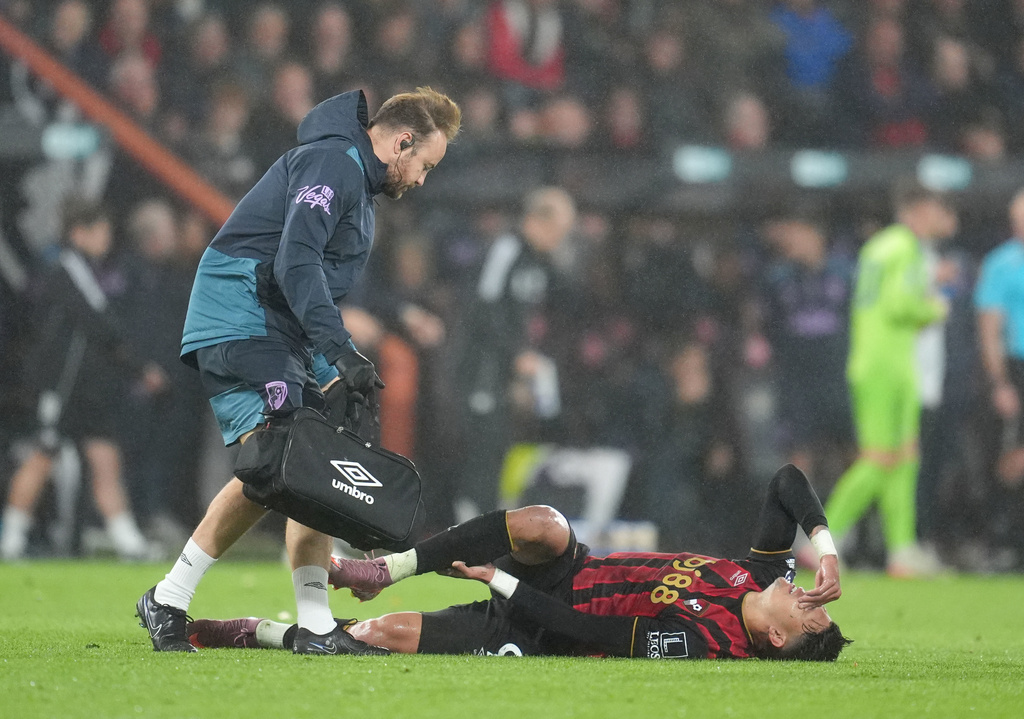 Bournemouth's Evanilson goes down injured during the Premier League match between Bournemouth and Fulham at the Vitality Stadium, in Bournemouth, England, Friday Oct. 3, 2025. (Adam Davy/PA via AP)