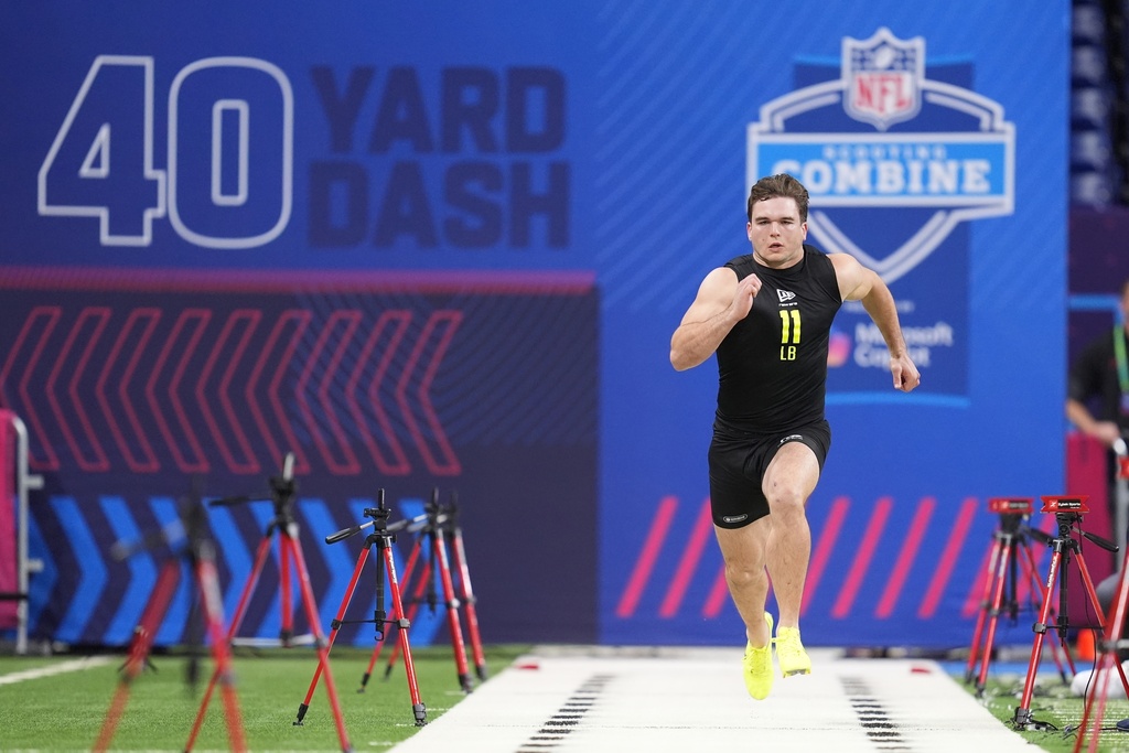 Oklahoma linebacker Owen Heinecke (11) runs the 40-yard dash at the NFL football scouting combine in Indianapolis, Thursday, Feb. 26, 2026. (AP Photo/Michael Conroy)